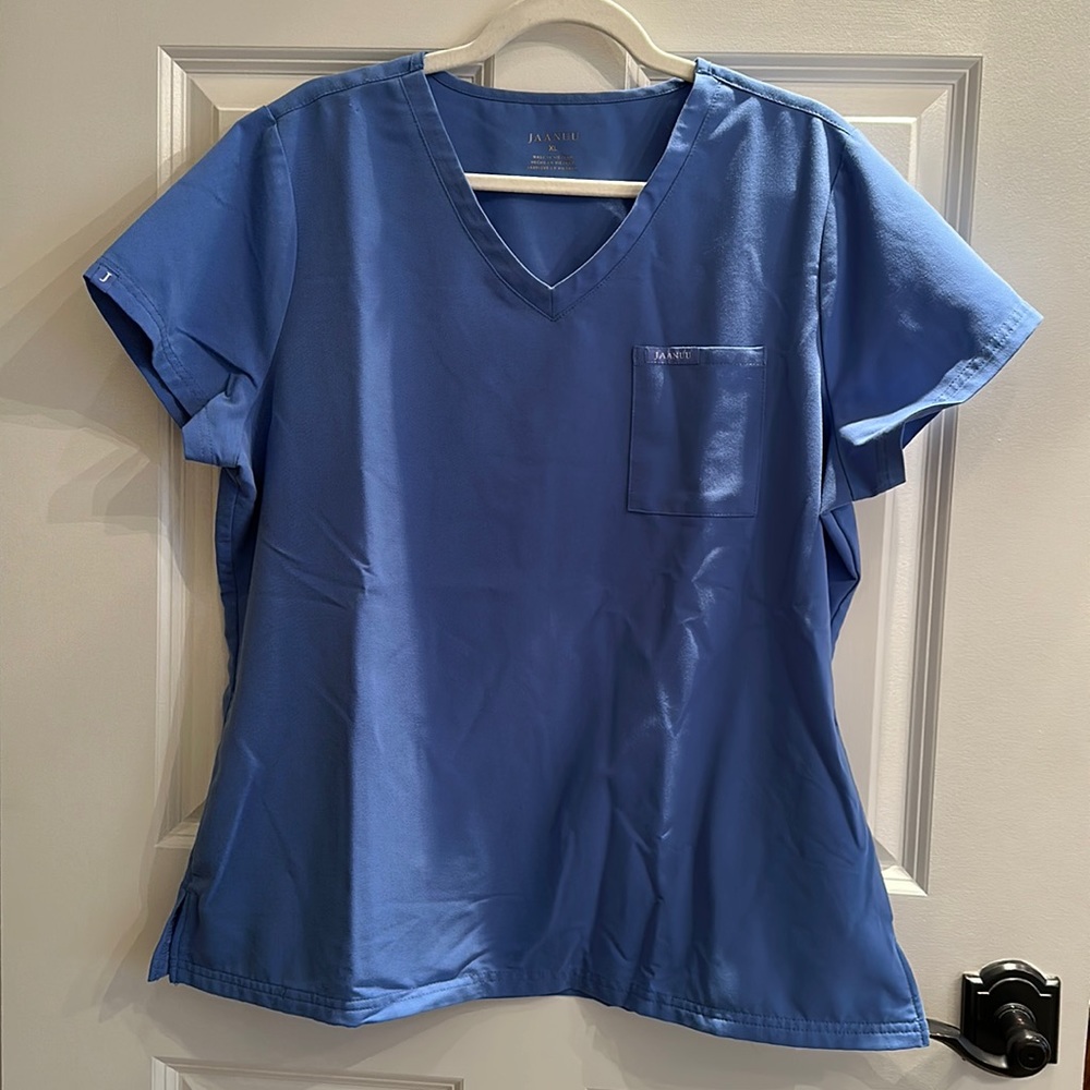 Jaanuu women’s scrub top